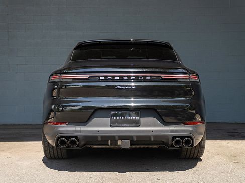 Used 2025 Porsche Cayenne image 31