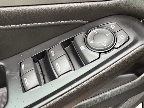 Used 2023 Chevrolet Traverse LT image 12