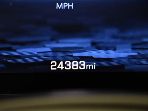 Used 2025 Chevrolet Suburban Z71 image 18