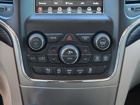 Used 2020 Jeep Grand Cherokee Laredo image 18