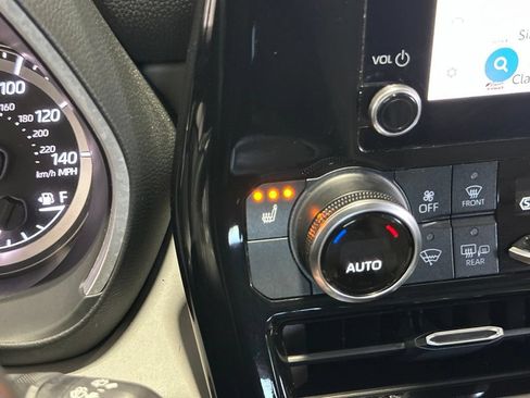 Used 2024 Toyota Highlander XLE FWD image 5