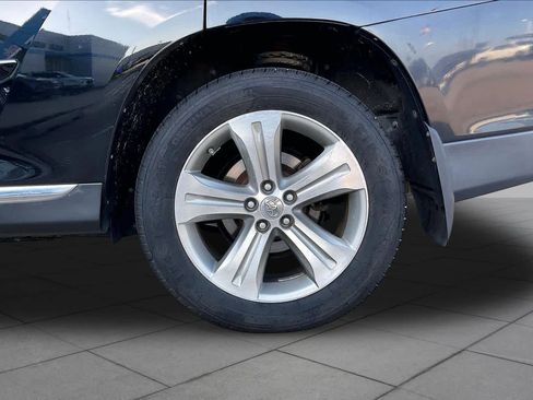 Used 2012 Toyota Highlander Limited w/ Tow Pkg FWD image 11
