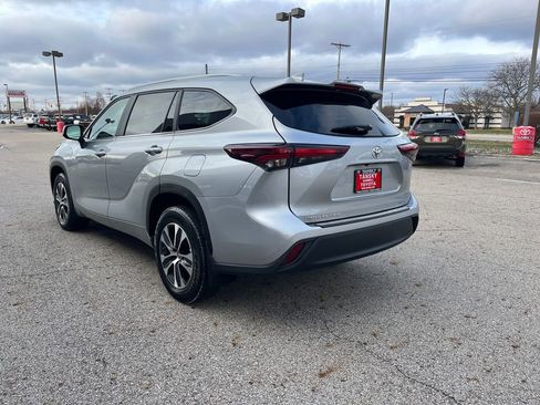Used 2024 Toyota Highlander XLE image 3