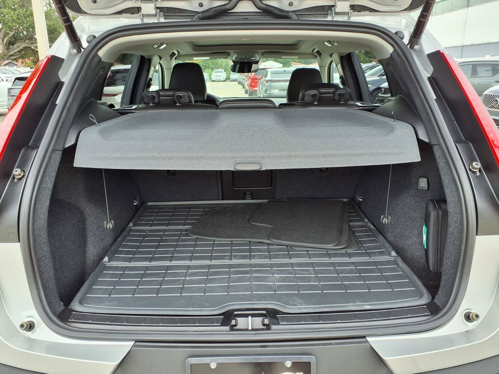 Certified 2025 Volvo XC40 B5 Ultra AWD/4WD image 18
