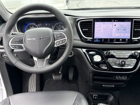 Used 2025 Chrysler Pacifica Select FWD image 8