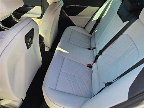 New 2026 BMW i5 eDrive40 image 16