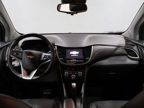 Used 2020 Chevrolet Trax LT w/ LT Convenience Package image 18