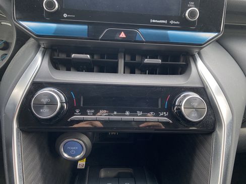 Used 2022 Toyota Venza XLE image 22