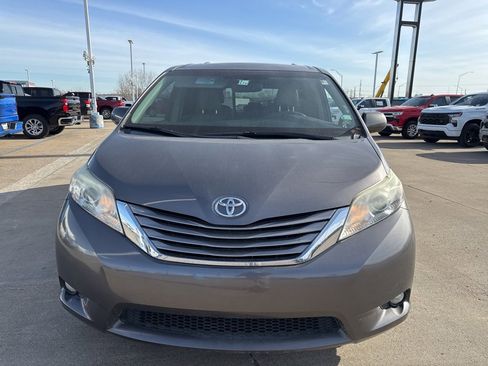 Used 2015 Toyota Sienna XLE image 3