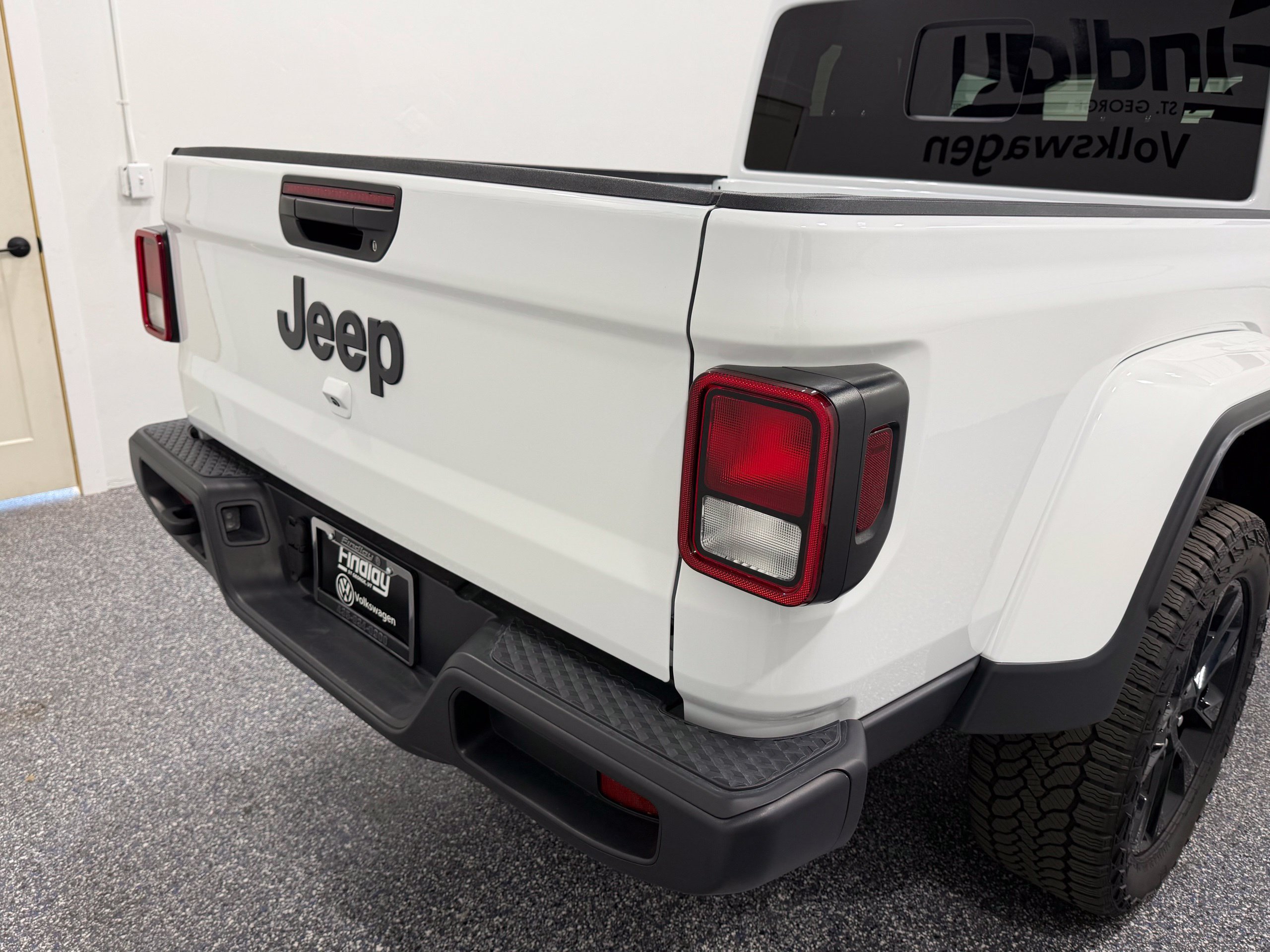 Used 2025 Jeep Gladiator Sport AWD/4WD image 6