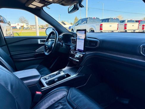 Used 2021 Ford Explorer Platinum w/ Equipment Group 601A AWD/4WD image 24