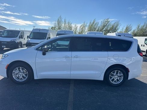 New 2026 Chrysler Pacifica Select image 3