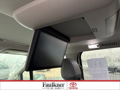 Used 2021 Toyota Sienna Limited image 28