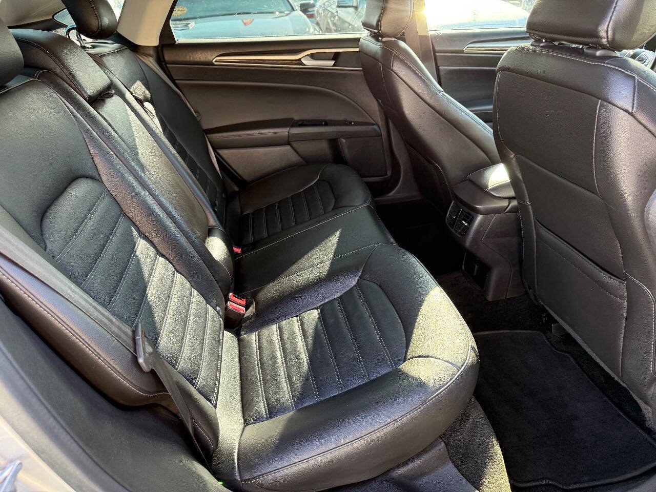 Used 2016 Ford Fusion SE w/ Equipment Group 202A FWD image 15