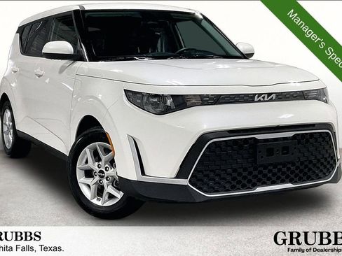 Used 2025 Kia Soul LX FWD image 1