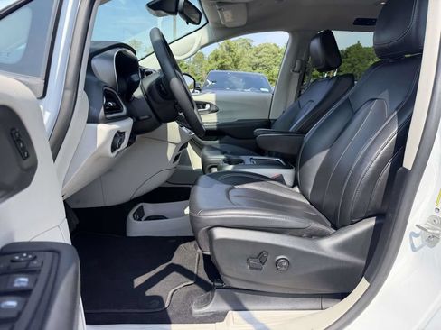 Used 2024 Chrysler Pacifica Touring-L FWD image 14