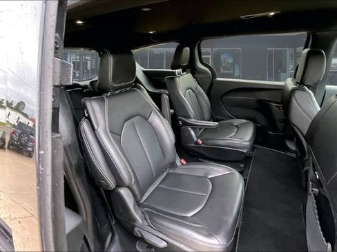 Used 2024 Chrysler Pacifica Limited FWD image 22