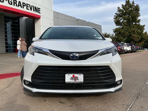 Used 2025 Toyota Sienna XLE image 4