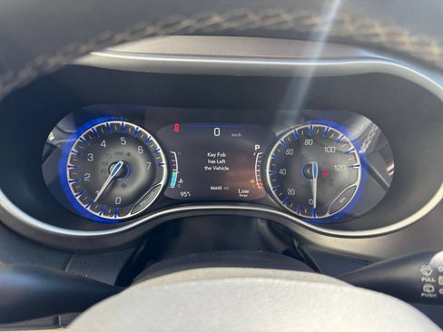 Used 2023 Chrysler Pacifica Touring-L FWD image 43