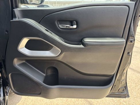 Used 2025 Nissan Frontier SV AWD/4WD image 13