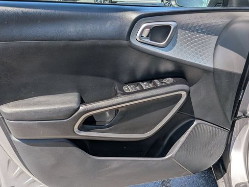 Used 2025 Kia Soul LX w/ LX Technology Package FWD image 9