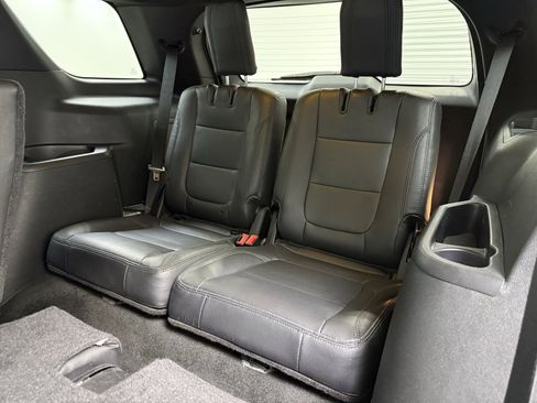 Used 2017 Ford Explorer XLT image 17