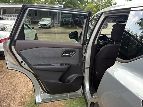 Used 2021 Nissan Rogue SV FWD image 17