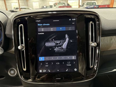 Used 2023 Volvo XC40 B5 Plus image 22