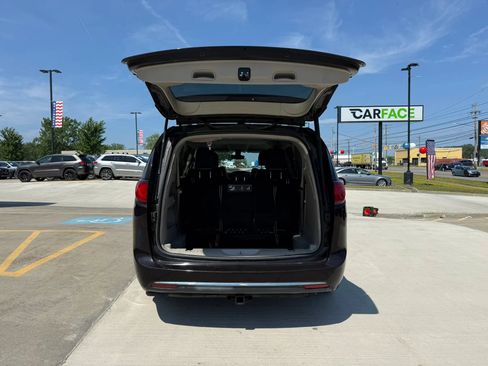 Used 2017 Chrysler Pacifica Touring-L Plus FWD image 12