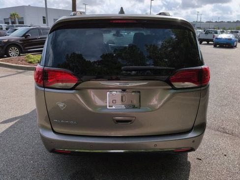 Used 2017 Chrysler Pacifica Touring-L Plus w/ Tire & Wheel Group FWD image 5
