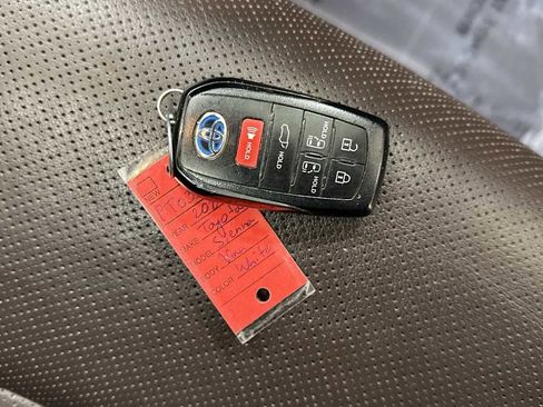 Certified 2021 Toyota Sienna Platinum image 33