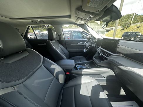 New 2025 Ford Explorer Active w/ Active Comfort Package image 9