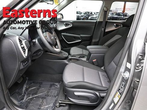 Used 2025 Kia Soul LX w/ LX Technology Package FWD image 14