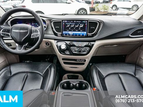 Used 2024 Chrysler Pacifica Select image 29