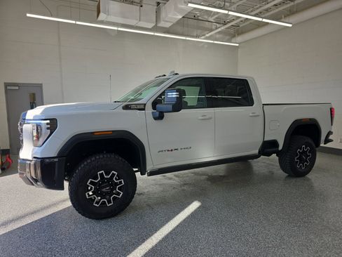 Used 2024 GMC Sierra 2500 AT4X image 2