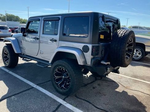 Used 2014 Jeep Wrangler Unlimited Sahara w/ Dual Top Group AWD/4WD image 6