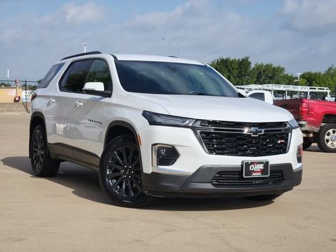 Used 2022 Chevrolet Traverse RS FWD image 2