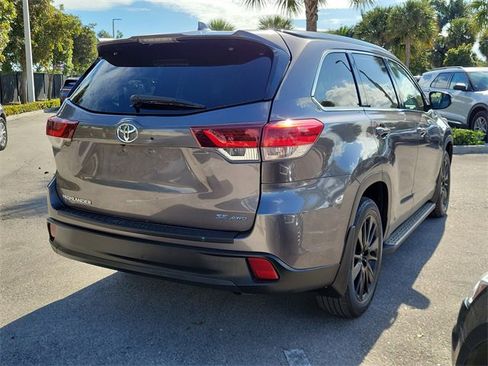 Used 2019 Toyota Highlander SE w/ Carpet Mat Package (TMS) image 6