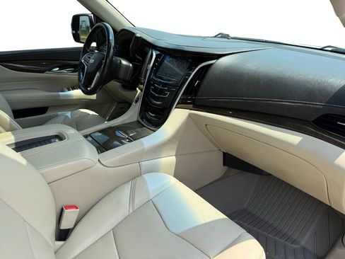 Used 2019 Cadillac Escalade ESV Luxury AWD/4WD image 11