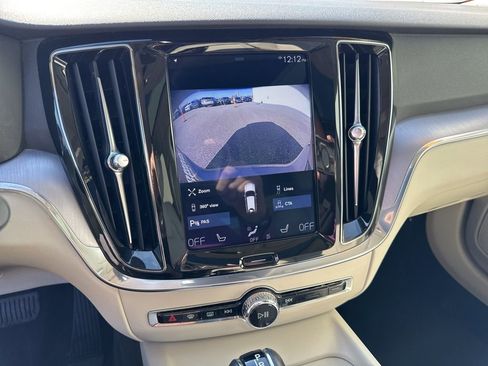 Used 2020 Volvo V60 T5 Cross Country image 25