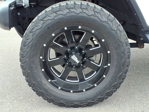 Used 2021 Jeep Wrangler Unlimited Sahara AWD/4WD image 9