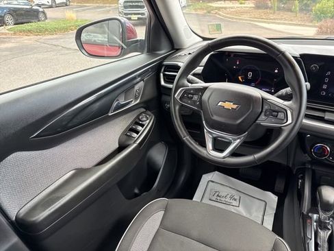 Used 2024 Chevrolet TrailBlazer LT w/ LT Cold Weather Package AWD/4WD image 15
