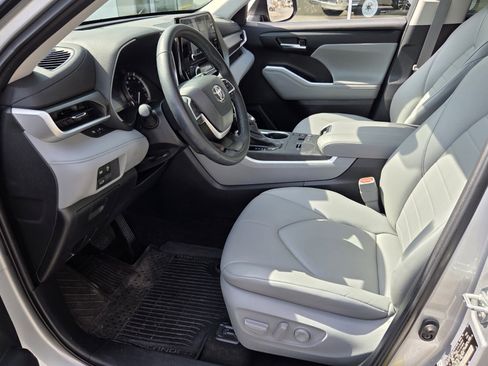 Used 2023 Toyota Highlander XLE image 14
