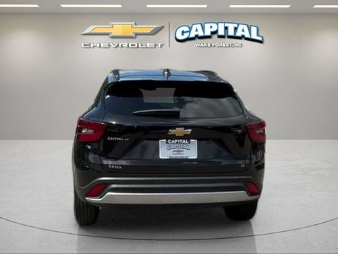 Used 2025 Chevrolet Trax LT FWD image 5