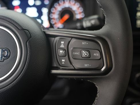Used 2025 Jeep Gladiator Sport AWD/4WD image 15