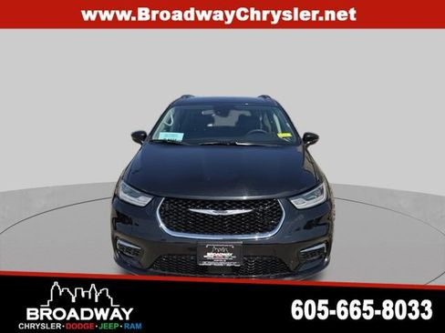 Used 2022 Chrysler Pacifica Touring-L FWD image 2