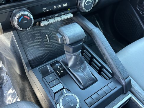 Certified 2025 Toyota Tacoma SR5 AWD/4WD image 23