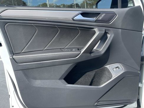 Used 2022 Volkswagen Tiguan SE R-Line image 16