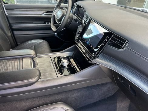 Used 2024 Jeep Wagoneer L Series II w/ Flexible Seating Group image 17