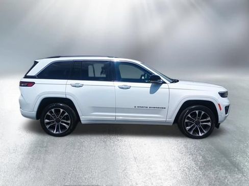 Used 2023 Jeep Grand Cherokee Overland w/ Luxury Tech Group IV AWD/4WD image 7
